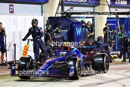 Nicholas Latifi (CDN) Williams Racing FW44 makes a pit stop. 20.03.2022. Formula 1 World Championship, Rd 1, Bahrain Grand Prix, Sakhir, Bahrain, Race Day.