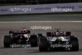 Sergio Perez (MEX) Red Bull Racing RB18 leads Lewis Hamilton (GBR) Mercedes AMG F1 W13. 20.03.2022. Formula 1 World Championship, Rd 1, Bahrain Grand Prix, Sakhir, Bahrain, Race Day.