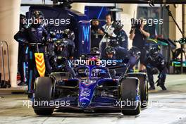 Alexander Albon (THA) Williams Racing FW44 makes a pit stop. 20.03.2022. Formula 1 World Championship, Rd 1, Bahrain Grand Prix, Sakhir, Bahrain, Race Day.