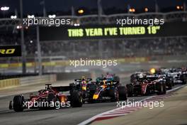 Charles Leclerc (MON) Ferrari F1-75 leads at the start of the race. 20.03.2022. Formula 1 World Championship, Rd 1, Bahrain Grand Prix, Sakhir, Bahrain, Race Day.