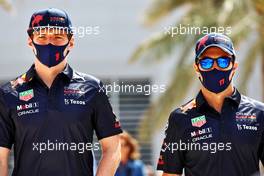 (L to R): Max Verstappen (NLD) Red Bull Racing with team mate Sergio Perez (MEX) Red Bull Racing. 19.03.2022. Formula 1 World Championship, Rd 1, Bahrain Grand Prix, Sakhir, Bahrain, Qualifying Day.