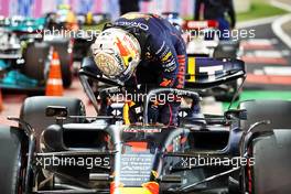 Max Verstappen (NLD) Red Bull Racing RB18 in qualifying parc ferme. 19.03.2022. Formula 1 World Championship, Rd 1, Bahrain Grand Prix, Sakhir, Bahrain, Qualifying Day.