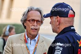 Charles Gordon-Lennox, Duke of Richmond (GBR) with Adrian Newey (GBR) Red Bull Racing Chief Technical Officer. 19.03.2022. Formula 1 World Championship, Rd 1, Bahrain Grand Prix, Sakhir, Bahrain, Qualifying Day.