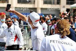 Lewis Hamilton (GBR) Mercedes AMG F1 with fans. 19.03.2022. Formula 1 World Championship, Rd 1, Bahrain Grand Prix, Sakhir, Bahrain, Qualifying Day.