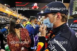 Max Verstappen (NLD) Red Bull Racing with girlfriend Kelly Piquet (BRA) in qualifying parc ferme. 19.03.2022. Formula 1 World Championship, Rd 1, Bahrain Grand Prix, Sakhir, Bahrain, Qualifying Day.