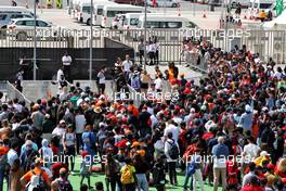 Circuit atmosphere - fans in the Fanzone. 19.03.2022. Formula 1 World Championship, Rd 1, Bahrain Grand Prix, Sakhir, Bahrain, Qualifying Day.