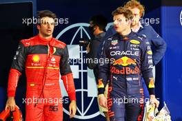 (L to R): Carlos Sainz Jr (ESP) Ferrari with Max Verstappen (NLD) Red Bull Racing in qualifying parc ferme. 19.03.2022. Formula 1 World Championship, Rd 1, Bahrain Grand Prix, Sakhir, Bahrain, Qualifying Day.