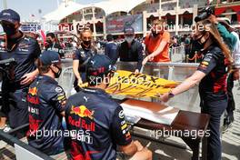 Max Verstappen (NLD) Red Bull Racing and Sergio Perez (MEX) Red Bull Racing sign autographs for the fans. 19.03.2022. Formula 1 World Championship, Rd 1, Bahrain Grand Prix, Sakhir, Bahrain, Qualifying Day.