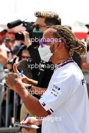 Lewis Hamilton (GBR) Mercedes AMG F1 and George Russell (GBR) Mercedes AMG F1 sign autographs for the fans. 19.03.2022. Formula 1 World Championship, Rd 1, Bahrain Grand Prix, Sakhir, Bahrain, Qualifying Day.