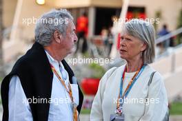(L to R): Nick Mason (GBR) Pink Floyd Drummer with his wife Annette Lynton (GBR) Actress. 19.03.2022. Formula 1 World Championship, Rd 1, Bahrain Grand Prix, Sakhir, Bahrain, Qualifying Day.