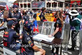 Max Verstappen (NLD) Red Bull Racing and Sergio Perez (MEX) Red Bull Racing sign autographs for the fans. 19.03.2022. Formula 1 World Championship, Rd 1, Bahrain Grand Prix, Sakhir, Bahrain, Qualifying Day.