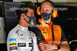 Daniel Ricciardo (AUS) McLaren with Tom Stallard (GBR) McLaren Race Engineer. 19.03.2022. Formula 1 World Championship, Rd 1, Bahrain Grand Prix, Sakhir, Bahrain, Qualifying Day.