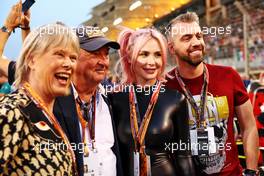 Nick Mason (GBR) Pink Floyd Drummer with his wife Annette Lynton (GBR) Actress; Maria Alexandrova, Singer, and Alex Alexandrov, on the grid. 20.03.2022. Formula 1 World Championship, Rd 1, Bahrain Grand Prix, Sakhir, Bahrain, Race Day.