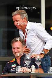 Christian Horner (GBR) Red Bull Racing Team Principal with Raymond Vermeulen (NLD) Driver Manager. 20.03.2022. Formula 1 World Championship, Rd 1, Bahrain Grand Prix, Sakhir, Bahrain, Race Day.