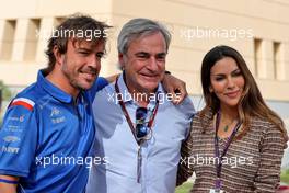 (L to R): Fernando Alonso (ESP) Alpine F1 Team with Carlos Sainz (ESP). 20.03.2022. Formula 1 World Championship, Rd 1, Bahrain Grand Prix, Sakhir, Bahrain, Race Day.