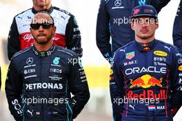 (L to R): Lewis Hamilton (GBR) Mercedes AMG F1 and Max Verstappen (NLD) Red Bull Racing at the start of season driver's photograph. 20.03.2022. Formula 1 World Championship, Rd 1, Bahrain Grand Prix, Sakhir, Bahrain, Race Day.