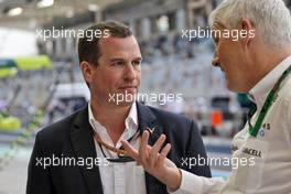 (L to R): Peter Phillips (GBR) with Matthew Savage, Dorilton Capital Chairman - Williams Racing Director. 20.03.2022. Formula 1 World Championship, Rd 1, Bahrain Grand Prix, Sakhir, Bahrain, Race Day.