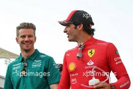 (L to R): Nico Hulkenberg (GER) Aston Martin F1 Team Reserve Driver and Carlos Sainz Jr (ESP) Ferrari. 20.03.2022. Formula 1 World Championship, Rd 1, Bahrain Grand Prix, Sakhir, Bahrain, Race Day.
