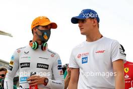 (L to R): Daniel Ricciardo (AUS) McLaren and Mick Schumacher (GER) Haas F1 Team. 20.03.2022. Formula 1 World Championship, Rd 1, Bahrain Grand Prix, Sakhir, Bahrain, Race Day.