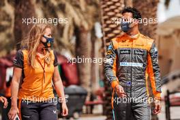 Daniel Ricciardo (AUS) McLaren with Sophie Ogg (GBR) McLaren Communications Director. 17.03.2022. Formula 1 World Championship, Rd 1, Bahrain Grand Prix, Sakhir, Bahrain, Preparation Day.