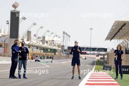Nicholas Latifi (CDN) Williams Racing walks the circuit with the team. 17.03.2022. Formula 1 World Championship, Rd 1, Bahrain Grand Prix, Sakhir, Bahrain, Preparation Day.