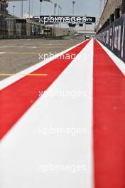 Circuit atmosphere - start / finish straight. 17.03.2022. Formula 1 World Championship, Rd 1, Bahrain Grand Prix, Sakhir, Bahrain, Preparation Day.