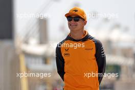 Lando Norris (GBR) McLaren walks the circuit. 17.03.2022. Formula 1 World Championship, Rd 1, Bahrain Grand Prix, Sakhir, Bahrain, Preparation Day.