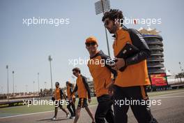 Lando Norris (GBR) McLaren walks the circuit with the team. 17.03.2022. Formula 1 World Championship, Rd 1, Bahrain Grand Prix, Sakhir, Bahrain, Preparation Day.