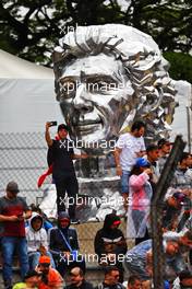 Circuit atmosphere - a bust of Ayrton Senna with fans in the grandstand. 11.11.2022. Formula 1 World Championship, Rd 21, Brazilian Grand Prix, Sao Paulo, Brazil, Qualifying Day.