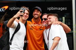 Daniel Ricciardo (AUS) McLaren with fans. 11.11.2022. Formula 1 World Championship, Rd 21, Brazilian Grand Prix, Sao Paulo, Brazil, Qualifying Day.