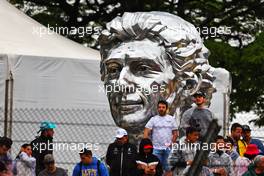 Circuit atmosphere - a bust of Ayrton Senna with fans in the grandstand. 11.11.2022. Formula 1 World Championship, Rd 21, Brazilian Grand Prix, Sao Paulo, Brazil, Qualifying Day.