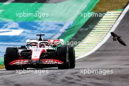 Kevin Magnussen (DEN) Haas VF-22 passes a bird. 11.11.2022. Formula 1 World Championship, Rd 21, Brazilian Grand Prix, Sao Paulo, Brazil, Qualifying Day.