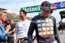 (L to R): Simon Lazenby (GBR) Sky Sports F1 TV Presenter with Daniel Ricciardo (AUS) McLaren and Max Verstappen (NLD) Red Bull Racing on the grid. 13.11.2022. Formula 1 World Championship, Rd 21, Brazilian Grand Prix, Sao Paulo, Brazil, Race Day.