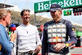 (L to R): Simon Lazenby (GBR) Sky Sports F1 TV Presenter with Daniel Ricciardo (AUS) McLaren and Max Verstappen (NLD) Red Bull Racing on the grid. 13.11.2022. Formula 1 World Championship, Rd 21, Brazilian Grand Prix, Sao Paulo, Brazil, Race Day.