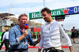 (L to R): Simon Lazenby (GBR) Sky Sports F1 TV Presenter with Daniel Ricciardo (AUS) McLaren on the grid. 13.11.2022. Formula 1 World Championship, Rd 21, Brazilian Grand Prix, Sao Paulo, Brazil, Race Day.