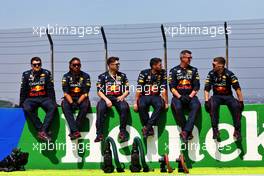 Red Bull Racing mechanics on the grid. 13.11.2022. Formula 1 World Championship, Rd 21, Brazilian Grand Prix, Sao Paulo, Brazil, Race Day.