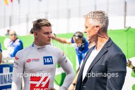 (L to R): Mick Schumacher (GER) Haas F1 Team with Ralf Schumacher (GER) on the grid. 13.11.2022. Formula 1 World Championship, Rd 21, Brazilian Grand Prix, Sao Paulo, Brazil, Race Day.