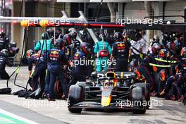 Max Verstappen (NLD) Red Bull Racing RB18 makes a pit stop. 13.11.2022. Formula 1 World Championship, Rd 21, Brazilian Grand Prix, Sao Paulo, Brazil, Race Day.