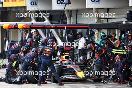 Sergio Perez (MEX) Red Bull Racing RB18 makes a pit stop. 13.11.2022. Formula 1 World Championship, Rd 21, Brazilian Grand Prix, Sao Paulo, Brazil, Race Day.