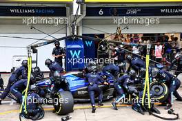 Alexander Albon (THA) Williams Racing FW44 makes a pit stop. 13.11.2022. Formula 1 World Championship, Rd 21, Brazilian Grand Prix, Sao Paulo, Brazil, Race Day.