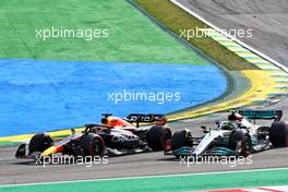 Max Verstappen (NLD) Red Bull Racing RB18 and Lewis Hamilton (GBR) Mercedes AMG F1 W13 make contact as they battle for position.  13.11.2022. Formula 1 World Championship, Rd 21, Brazilian Grand Prix, Sao Paulo, Brazil, Race Day.