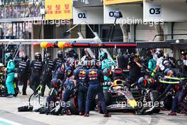 Max Verstappen (NLD) Red Bull Racing RB18 makes a pit stop. 13.11.2022. Formula 1 World Championship, Rd 21, Brazilian Grand Prix, Sao Paulo, Brazil, Race Day.