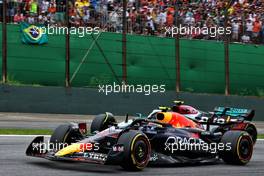 Sergio Perez (MEX) Red Bull Racing RB18 and Lewis Hamilton (GBR) Mercedes AMG F1 W13 battle for position. 13.11.2022. Formula 1 World Championship, Rd 21, Brazilian Grand Prix, Sao Paulo, Brazil, Race Day.