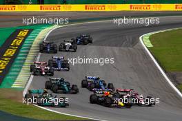 Lewis Hamilton (GBR) Mercedes AMG F1 W13 and Max Verstappen (NLD) Red Bull Racing RB18. 13.11.2022. Formula 1 World Championship, Rd 21, Brazilian Grand Prix, Sao Paulo, Brazil, Race Day.