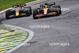 Lando Norris (GBR) McLaren MCL36 and Max Verstappen (NLD) Red Bull Racing RB18. 13.11.2022. Formula 1 World Championship, Rd 21, Brazilian Grand Prix, Sao Paulo, Brazil, Race Day.