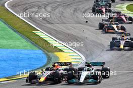Max Verstappen (NLD) Red Bull Racing RB18 and Lewis Hamilton (GBR) Mercedes AMG F1 W13 make contact in the race. 13.11.2022. Formula 1 World Championship, Rd 21, Brazilian Grand Prix, Sao Paulo, Brazil, Race Day.