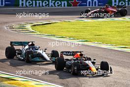 Max Verstappen (NLD) Red Bull Racing RB18 and George Russell (GBR) Mercedes AMG F1 W13 battle for the lead of the race. 12.11.2022. Formula 1 World Championship, Rd 21, Brazilian Grand Prix, Sao Paulo, Brazil, Sprint Day.