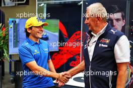 (L to R): Enzo Fittiapldi (BRA) Red Bull Academy Driver with Dr Helmut Marko (AUT) Red Bull Motorsport Consultant. 12.11.2022. Formula 1 World Championship, Rd 21, Brazilian Grand Prix, Sao Paulo, Brazil, Sprint Day.