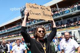 Set Phillips, 'Dude With A Sign', on the grid 19.06.2022. Formula 1 World Championship, Rd 9, Canadian Grand Prix, Montreal, Canada, Race Day.
