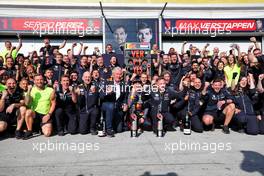 Race winner Max Verstappen (NLD) Red Bull Racing celebrates with the team. 19.06.2022. Formula 1 World Championship, Rd 9, Canadian Grand Prix, Montreal, Canada, Race Day.